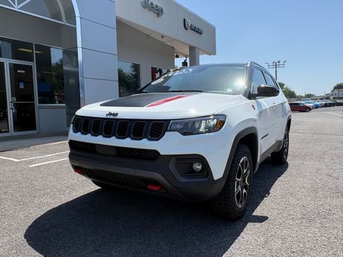 Certified 2025 Jeep Compass Trailhawk AWD/4WD image 3