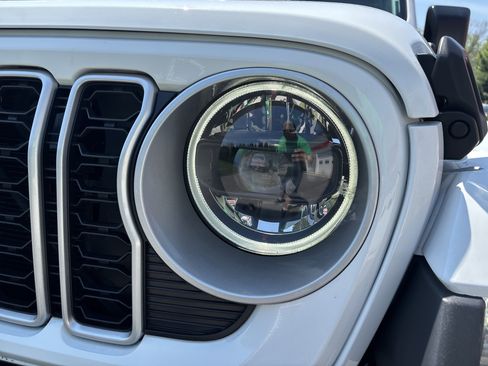 Used 2025 Jeep Wrangler Unlimited Sahara AWD/4WD image 10