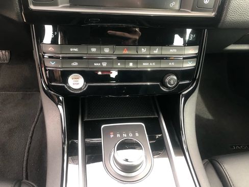 Used 2018 Jaguar XE Premium RWD image 15