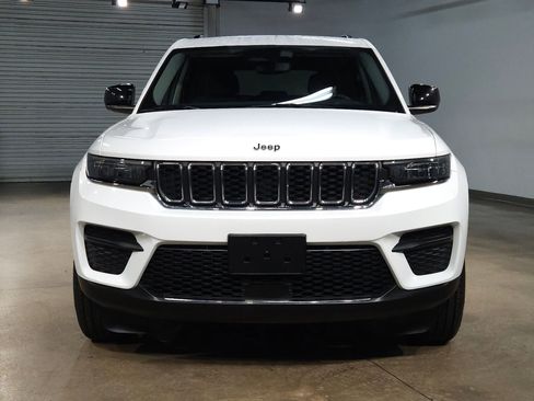 Used 2024 Jeep Grand Cherokee Laredo RWD image 2