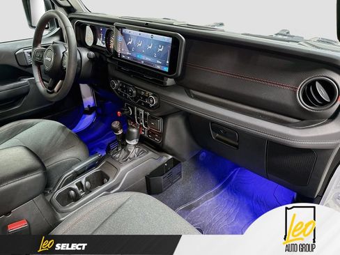 Used 2024 Jeep Gladiator Rubicon w/ Technology Group AWD/4WD image 31