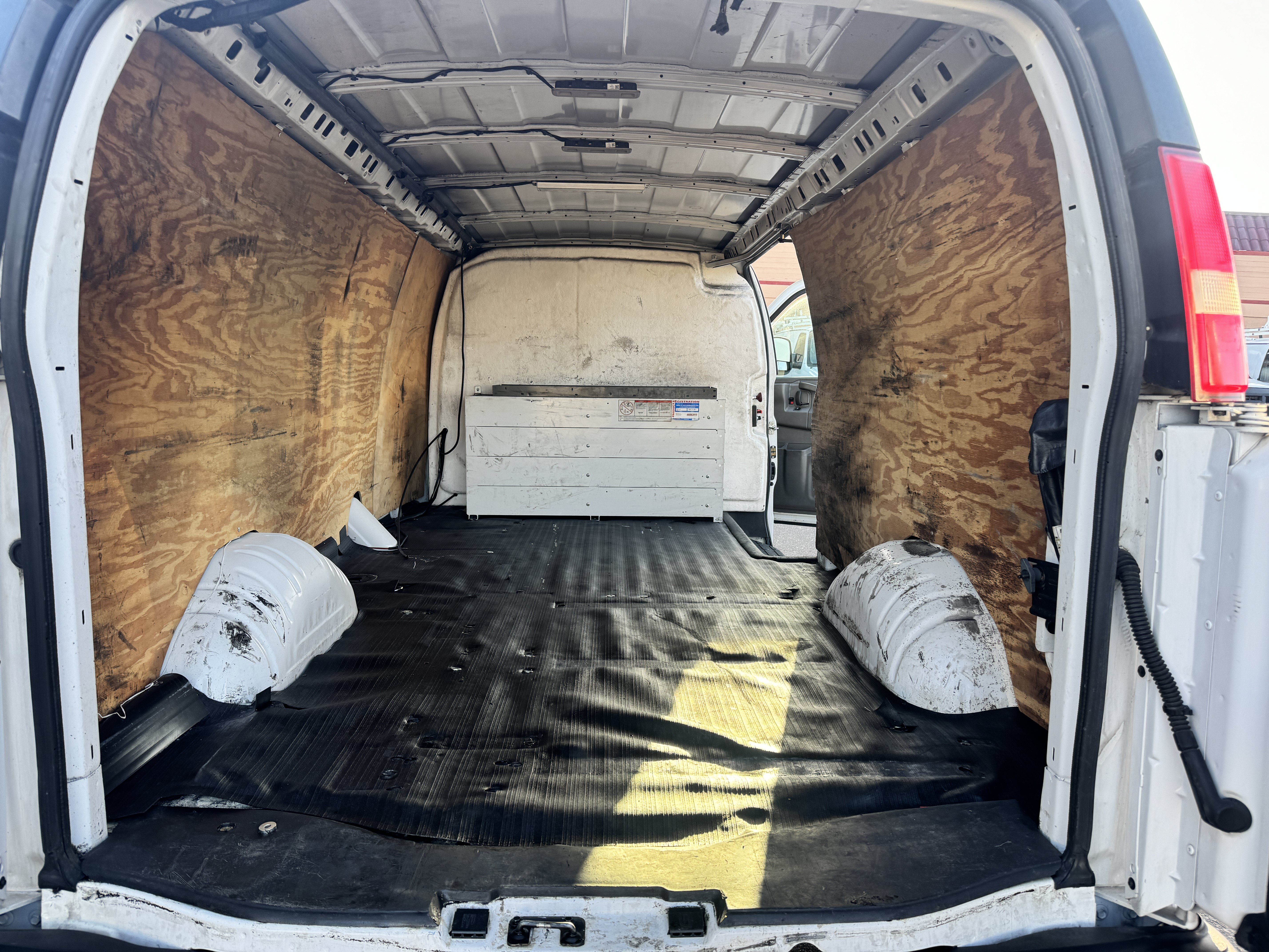 Used 2018 Chevrolet Express 3500 Extended w/ Driver Convenience Package RWD image 9