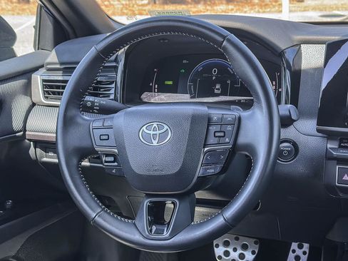 Used 2025 Toyota Camry SE FWD image 17