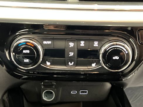 Used 2025 Chevrolet Trax LT w/ LT Convenience Package image 47