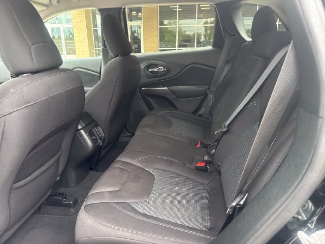 Used 2019 Jeep Cherokee Latitude w/ Popular Appearance Group FWD image 19
