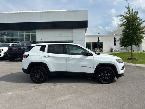 Used 2025 Jeep Compass Latitude w/ Convenience Group AWD/4WD image 8