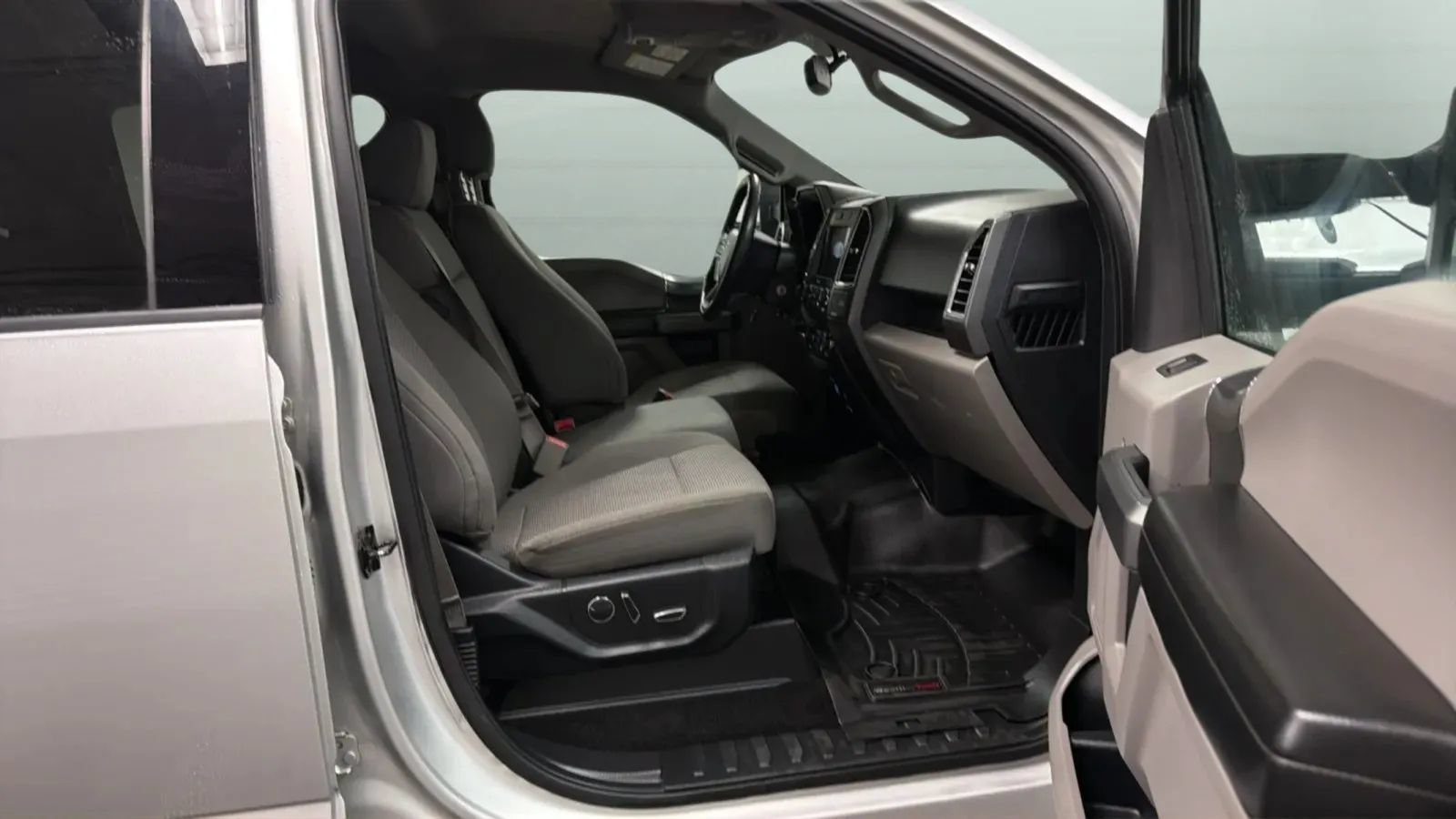 Used 2016 Ford F150 XLT w/ Equipment Group 302A Luxury AWD/4WD image 22