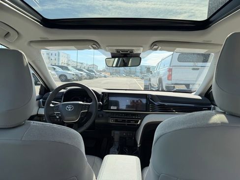 Used 2025 Toyota Camry XLE image 17