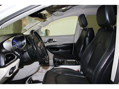 Used 2021 Chrysler Pacifica Touring-L image 10