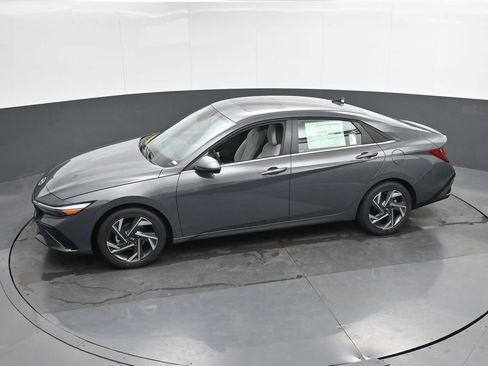 Used 2025 Hyundai Elantra Limited image 44