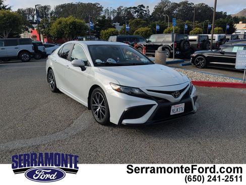 Used 2023 Toyota Camry SE FWD image 1