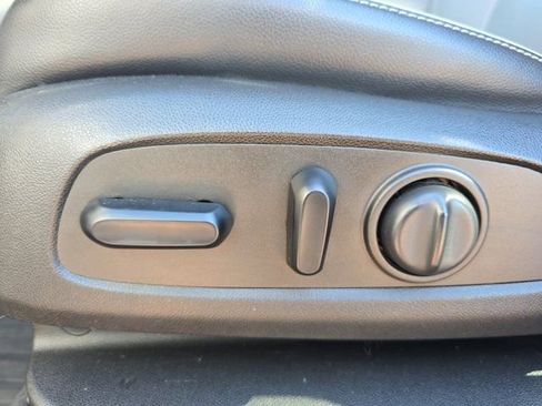 Used 2022 GMC Terrain SLT w/ Infotainment Package II image 28