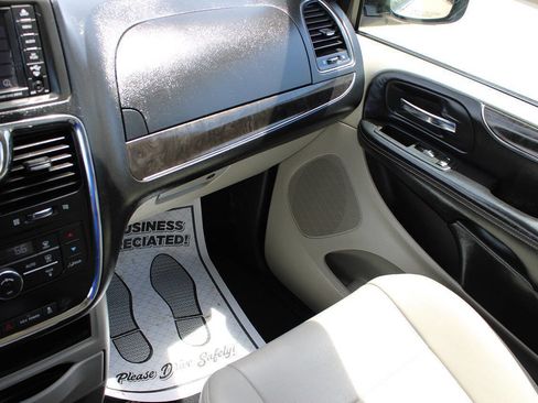 Used 2013 Chrysler Town & Country Touring FWD image 19