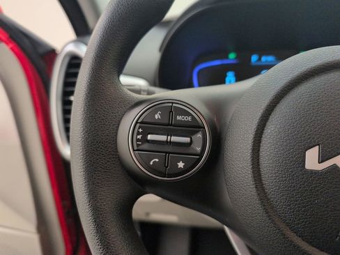 Used 2025 Kia Soul LX w/ LX Technology Package FWD image 35