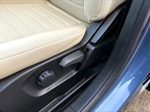 Used 2019 Ford Edge SE image 33