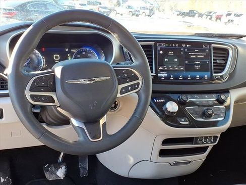 Used 2024 Chrysler Pacifica Touring-L image 10