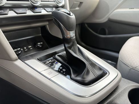 Used 2020 Hyundai Elantra SE FWD image 22