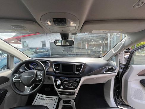 Used 2020 Chrysler Voyager Lxi FWD image 14