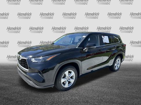 Used 2023 Toyota Highlander L FWD image 5