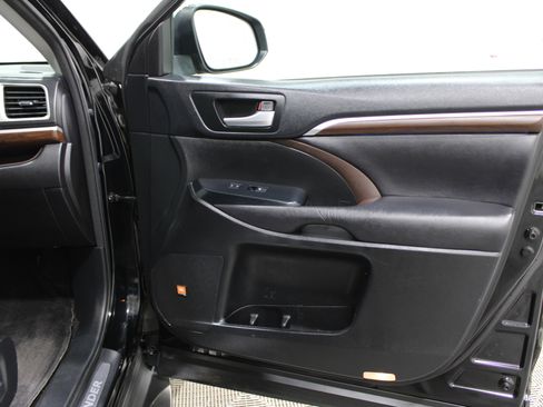 Used 2015 Toyota Highlander Limited image 32