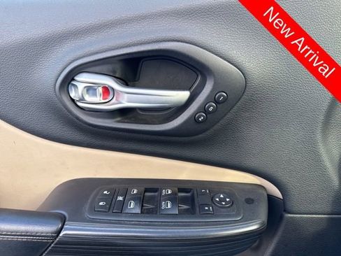 Used 2015 Jeep Cherokee Limited w/ Luxury Group image 11