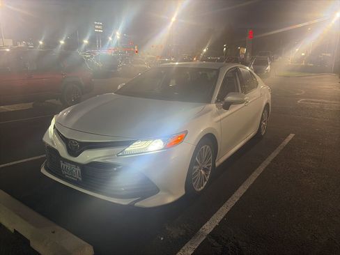 Used 2019 Toyota Camry XLE FWD image 2
