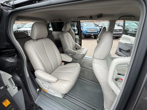 Used 2013 Toyota Sienna LE w/ Towing Pkg AWD/4WD image 31