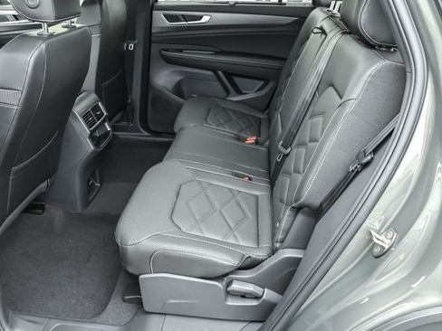 Used 2025 Volkswagen Atlas Cross Sport SE image 25