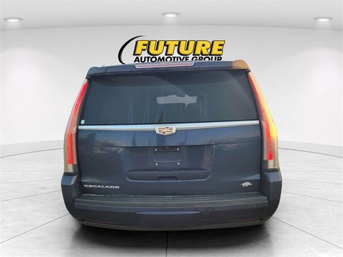 Used 2018 Cadillac Escalade Premium Luxury image 4