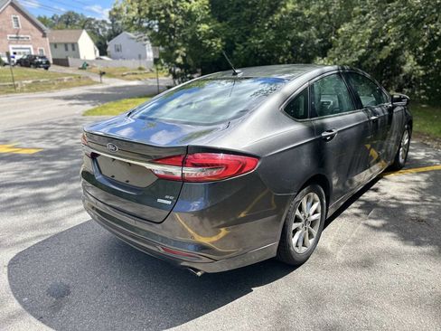 Used 2017 Ford Fusion SE w/ Fusion SE Technology Package image 5