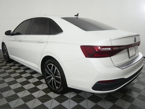 Used 2025 Volkswagen Jetta SE FWD image 5