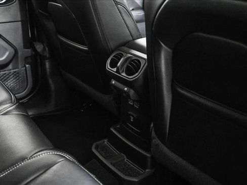 Used 2020 Jeep Wrangler Unlimited Sahara image 17