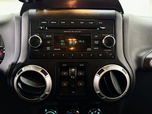 Used 2018 Jeep Wrangler Unlimited Sahara image 23