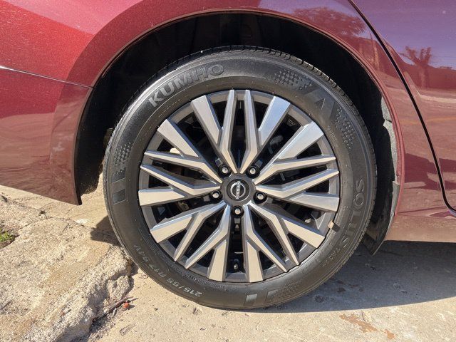 Used 2025 Nissan Altima 2.5 SV FWD image 12