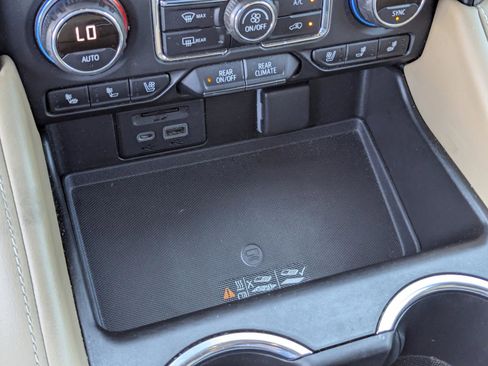 Used 2021 Chevrolet Tahoe Premier w/ Premium Package image 33