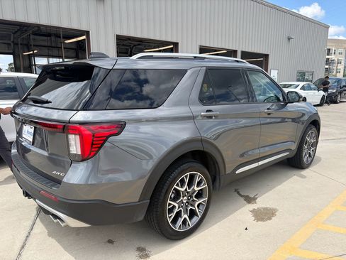 Used 2025 Ford Explorer Platinum w/ Ultimate Package AWD/4WD image 8