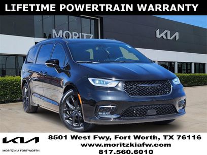 Used 2023 Chrysler Pacifica Limited w/ Uconnect Theater Family Group