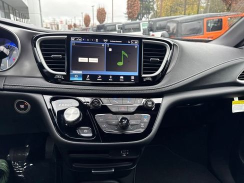 New 2026 Chrysler Pacifica Select image 23