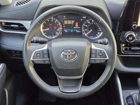 Used 2023 Toyota Highlander LE FWD image 14