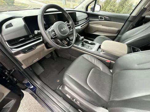Used 2025 Kia Carnival image 16