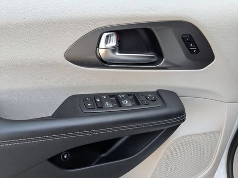Used 2023 Chrysler Pacifica Touring-L FWD image 23