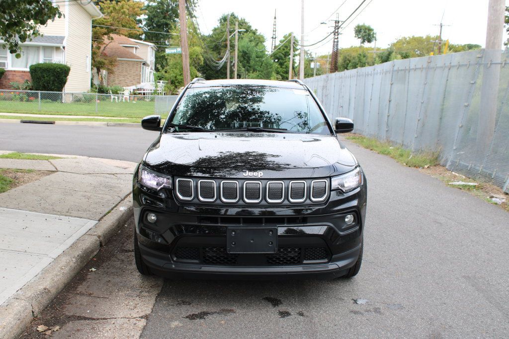 Used 2022 Jeep Compass Latitude w/ Sun and Sound Group AWD/4WD image 3