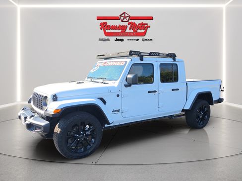 Used 2025 Jeep Gladiator Sport AWD/4WD image 1
