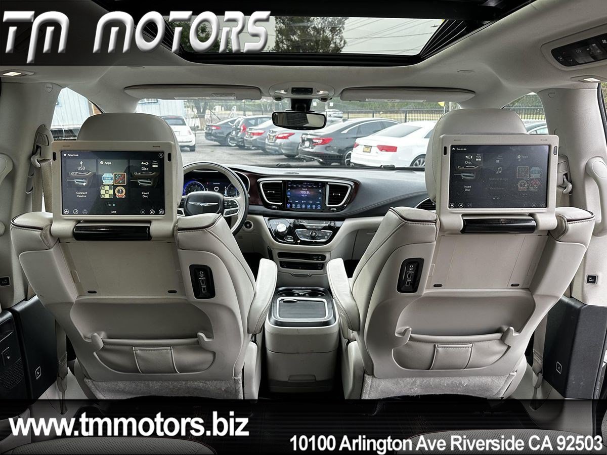 Used 2017 Chrysler Pacifica Limited w/ UConnect Theater Package FWD image 9