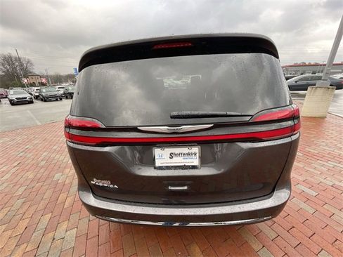 Used 2023 Chrysler Pacifica Touring-L image 33