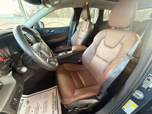 Used 2018 Volvo XC60 T6 Momentum w/ Vision Package image 16