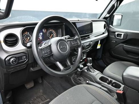 Used 2025 Jeep Gladiator Sport AWD/4WD image 11