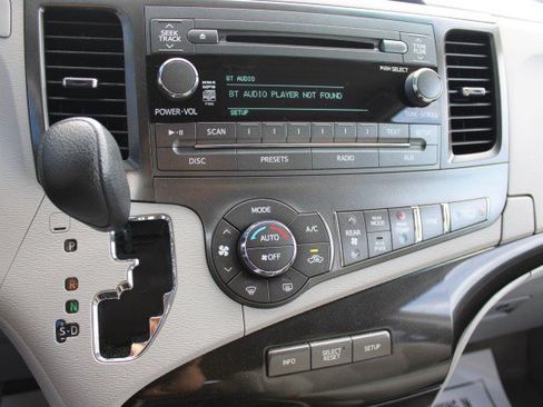 Used 2014 Toyota Sienna LE FWD image 15