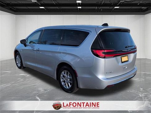 Certified 2024 Chrysler Pacifica Touring-L image 3