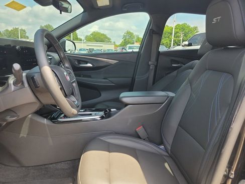Used 2024 Buick Envista Sport Touring w/ Convenience I Package FWD image 17